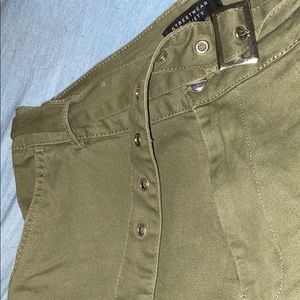 Green Capri pants with pockets and belt